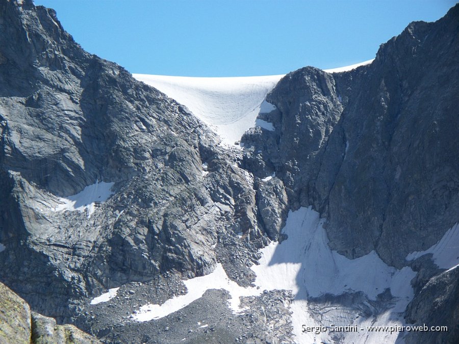 06 Ghiacciaio Pian di neve scende a fianco sale la via attrezzata_.JPG